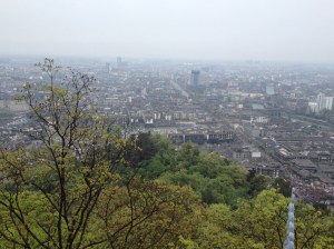 The mountain hides the reality of the "small" town of Dujiangyan